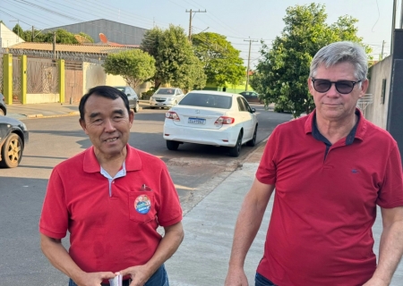 Marcos Dan e Tadao caminham levando propostas para a população nova-andradinense