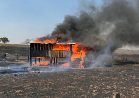 Corpo de Bombeiros Militar combate incêndio em propriedade rural em Nova Andradina