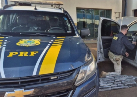 Agentes da PRF apreendem 40 kg de maconha após sentirem odor da droga em carro em Ivinhema
