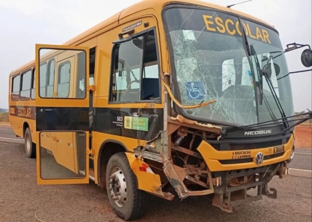 Ônibus escolar colide com caminhão na MS-040 em Santa Rita do Pardo