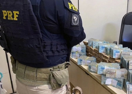 PRF encontra mais de R$ 1 milhão dentro de 'painel secreto' de carro