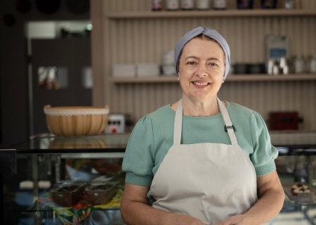 Histórias Prateadas: Professora aposta na mudança de carreira aos 50 anos e abre a própria confeitaria