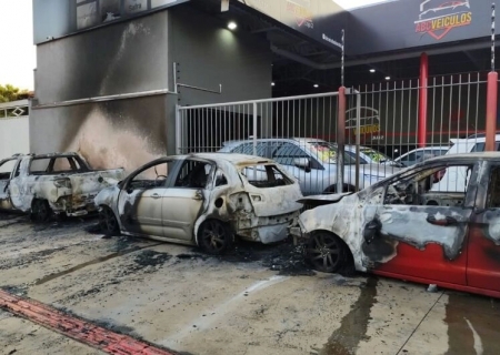 Incêndio criminoso destrói cinco veículos em garagem de vendas de automóveis em Dourados