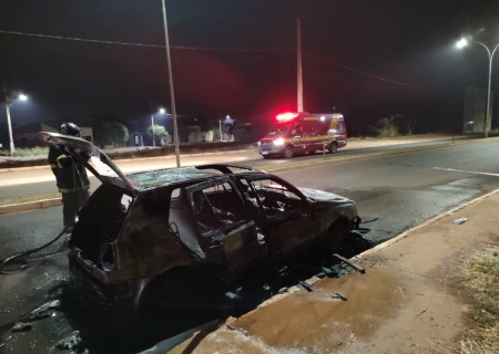 Veículo fica destruído após incêndio em Ivinhema