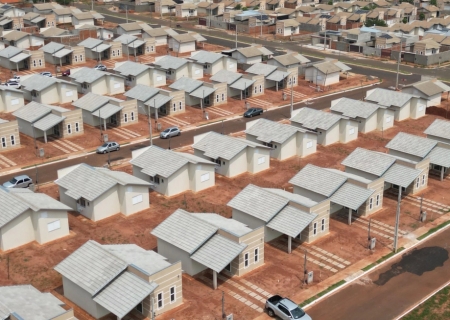 Nova Andradina celebra a entrega de 70 moradias e realiza o sonho de dezenas de famílias