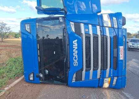 Carreta tomba ao contornar rotatória na BR-267 em Nova Casa Verde