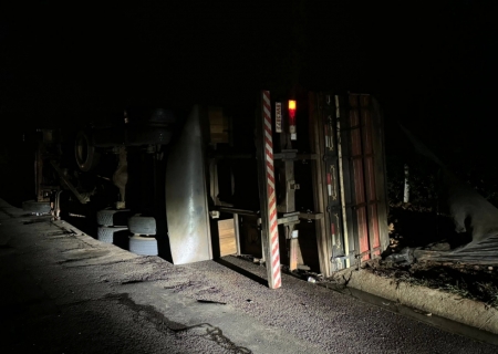 Caminhão carregado com mandioca tomba na MS-134 em Nova Andradina