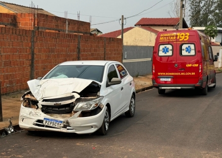 Condutora fica ferida ao colidir com o carro na traseira de carreta estacionada no Portal do Parque