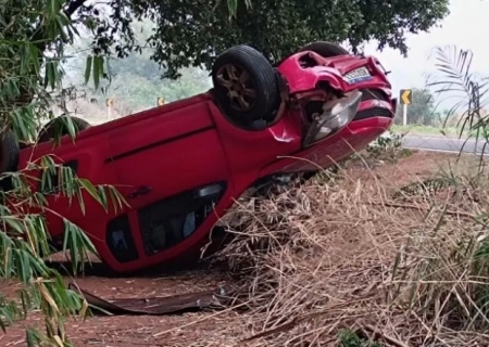 Motorista abandona veículo após capotagem na MS-276 em Anaurilândia