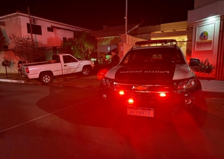Após ‘fritada’ de pneus, fuga e batida no portão de residência, motorista é preso por embriaguez em Nova Andradina