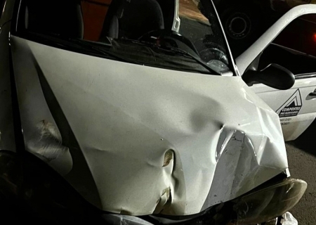 Carro colide em poste e motorista fica ferido em Ivinhema