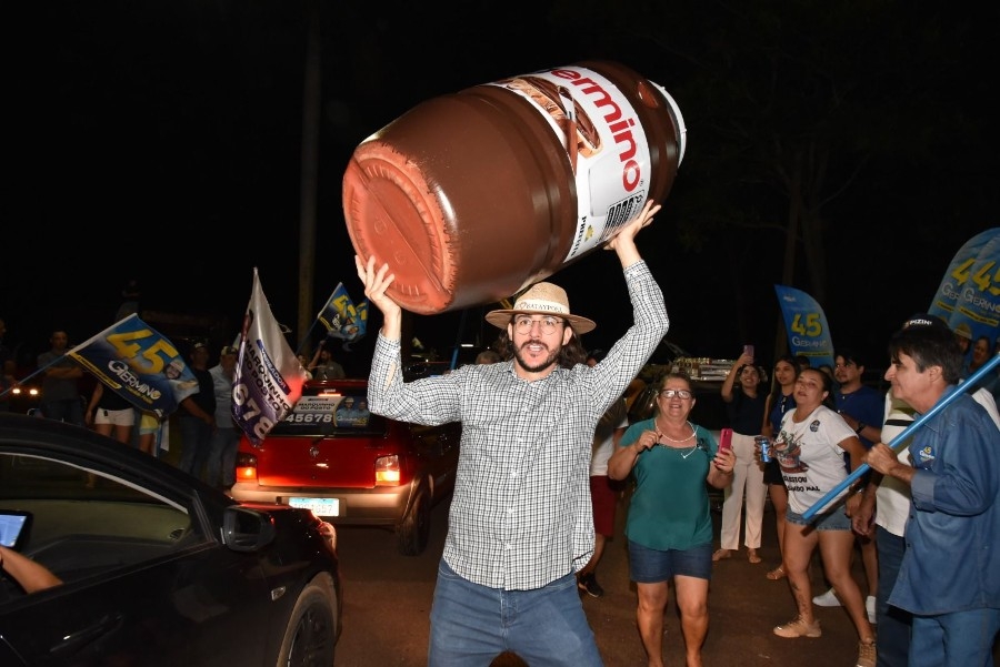 Público em peso, criatividade e apoio especial marcam último ato de campanha de Germino