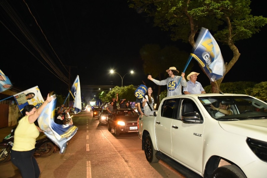 Público em peso, criatividade e apoio especial marcam último ato de campanha de Germino