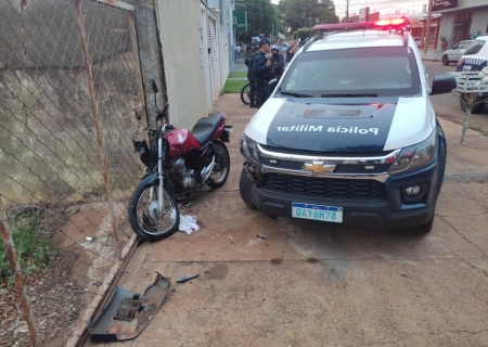 Após “grau”, fuga e batida em muro, motociclista fica ferido e viatura danificada em Nova Andradina
