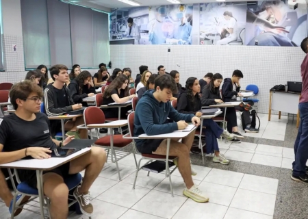 Candidatos se preparam para prova de redação do Enem no domingo