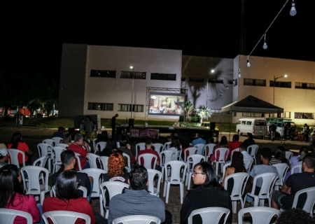 Cinema a Céu Aberto anima Nova Andradina com exibições gratuitas de filmes para toda a família