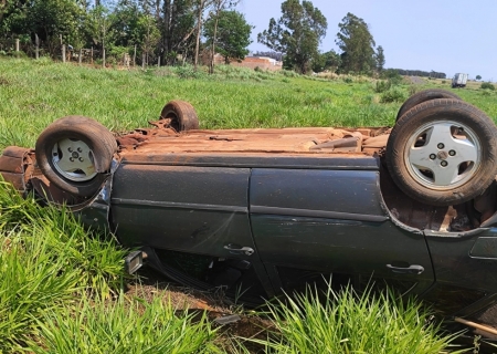 Veículo é encontrado capotado no anel viário de Nova Andradina