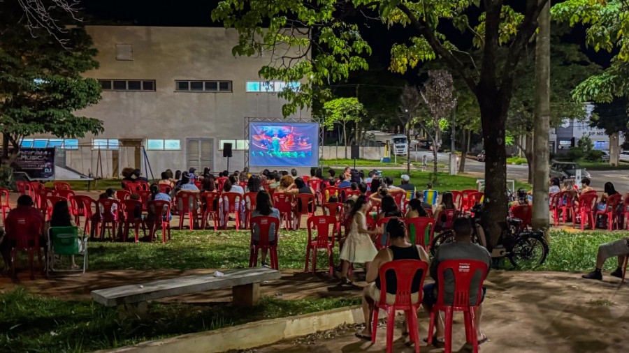 Cinema a Céu Aberto transforma a Praça da Rodoviária em sala de cinema ao ar livre