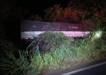 Motorista fica em estado grave, após carreta sair da pista na MS-276 em Batayporã