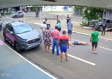 Em Nova Andradina, câmeras mostram carro batendo na traseira de ciclista, que é arrastada e tem pneu passando por cima da cabeça dela