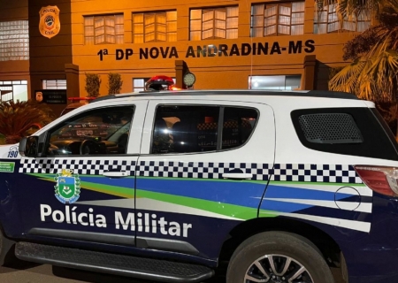 Motociclista sem CNH tenta se esconder em baixo de carro após fuga da Polícia Militar em Nova Andradina