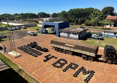 Na região de Ponta Porã, PM apreende carreta com 160 pneus contrabandeados