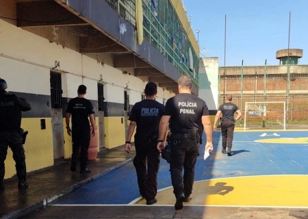 Policiais fazem buscas para identificar e retirar celulares ilegais em presídio