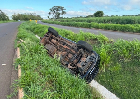 Caminhonete capota na valeta do canteiro central da MS-134 entre Nova Andradina e Batayporã
