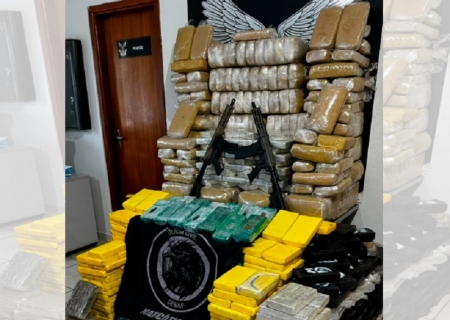 Denar apreende 2 fuzis e carga milionária de drogas em Jaraguari