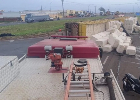 Caminhão carregado com algodão tomba em rotatória de Bataguassu