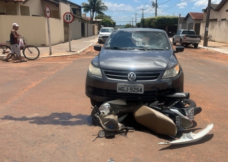 Veículo avança parada obrigatória e colide com motociclista em Nova Andradina