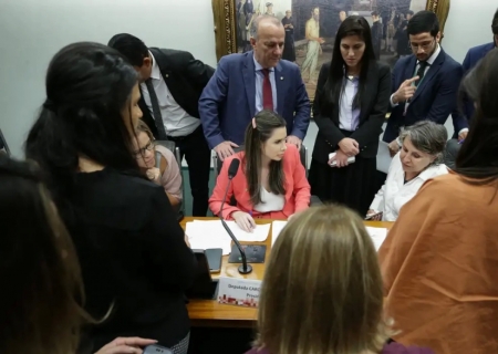 PEC que proíbe aborto legal pode ser votada nesta terça na Câmara