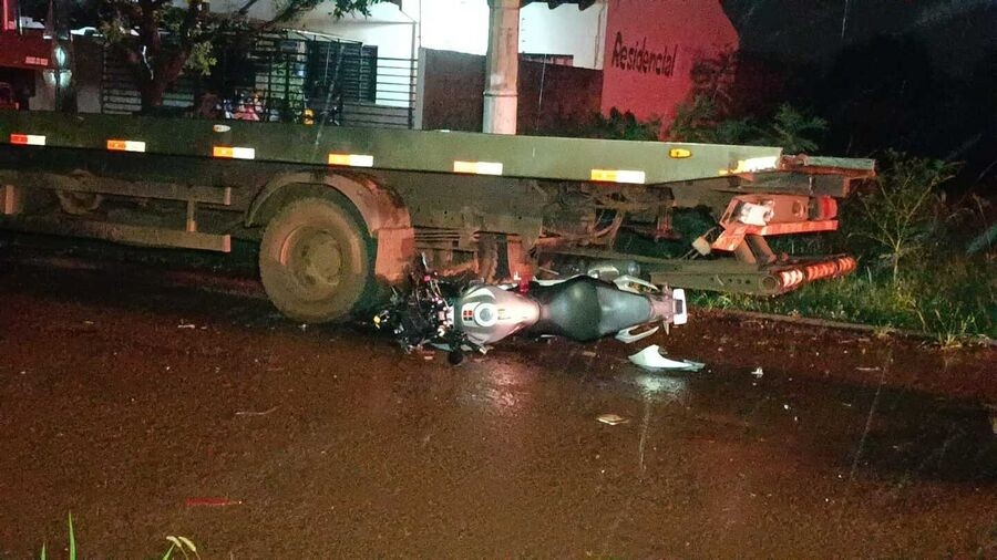 Servente de pedreiro morre ao bater moto na traseira de caminhão em Dourados
