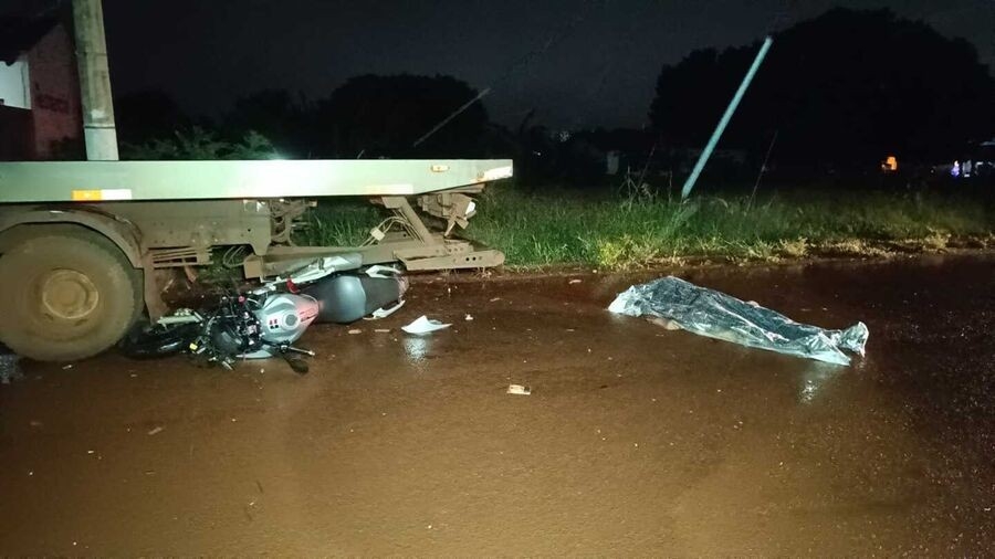 Servente de pedreiro morre ao bater moto na traseira de caminhão em Dourados