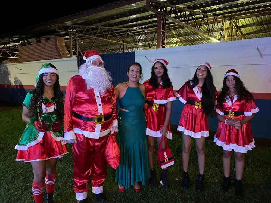 Chegada do Papai Noel marca abertura de programação natalina em Taquarussu