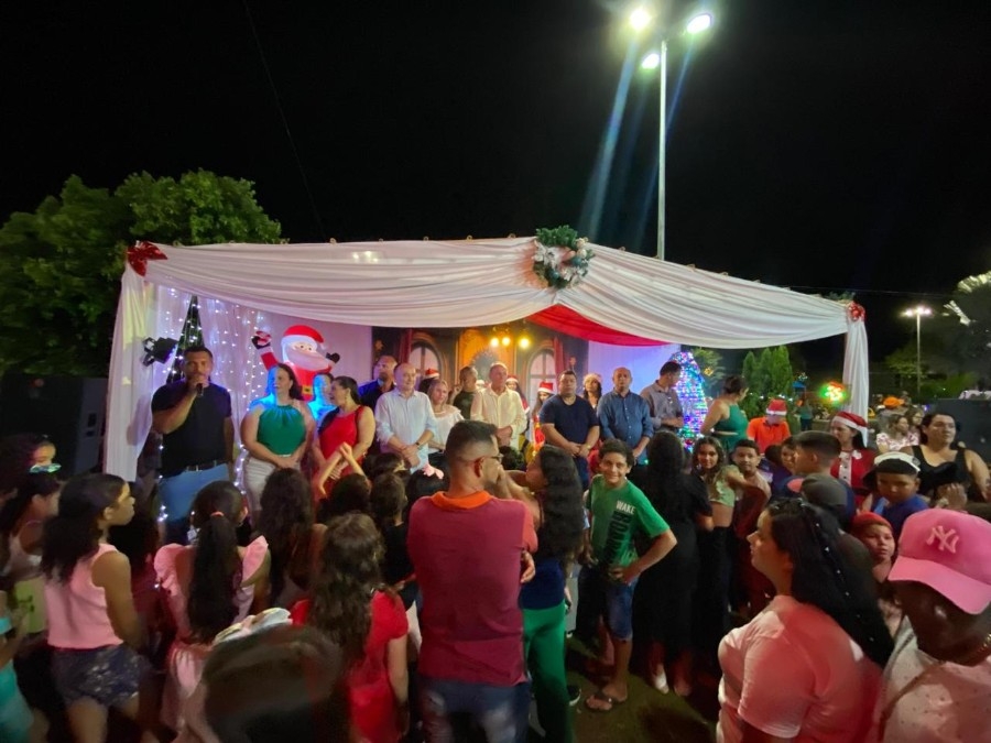 Chegada do Papai Noel marca abertura de programação natalina em Taquarussu
