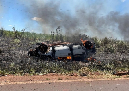 Carro com família a bordo pega fogo após forte colisão com caminhão caçamba na BR-376