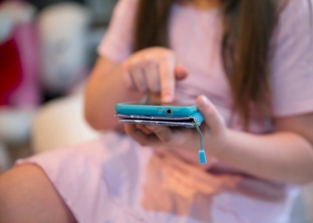 Dr. Sandro Hoici quer regulamentação do uso de celulares nas escolas municipais