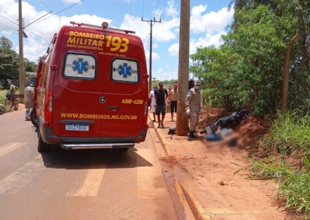 Motociclista fica ferida ao bater em poste de energia em Nova Andradina