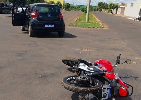 Colisão entre carro e moto é registrada no Jardim Universitário