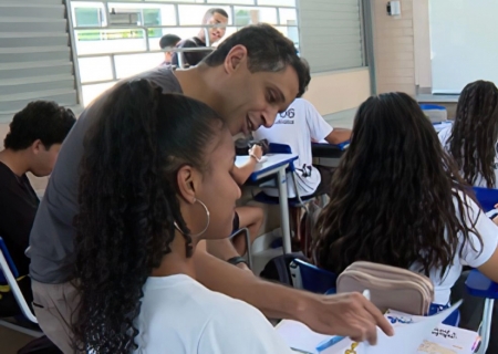 Câmara aprova projeto que restringe uso de celular em escolas