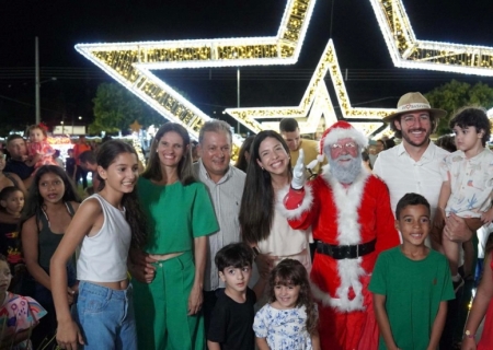 Em Batayporã, luzes de Natal atraem famílias com lindos cenários em frente à lagoa