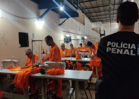 Governo de MS economiza R$ 1,1 milhão com internos produzindo uniformes nos presídios