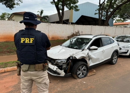 Em Nova Andradina, após colisão, condutor deixa carro 'dublê' e foge