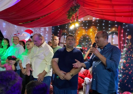 Chegada do Papai Noel marca abertura de programação natalina em Taquarussu