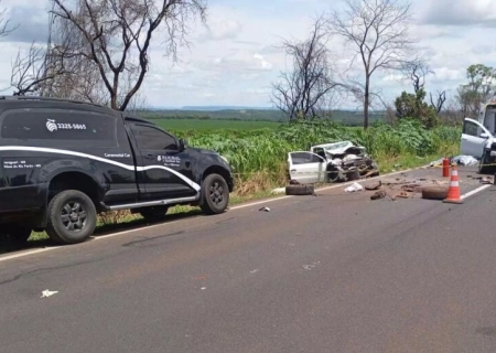 Duas pessoas morrem em colisão frontal entre veículos na BR-163 em Bandeirantes