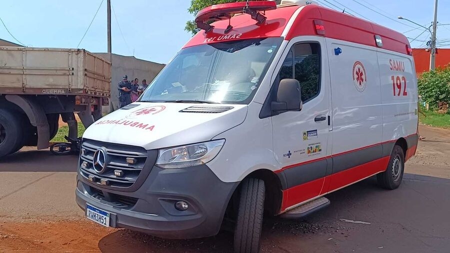 Acidente entre moto e carreta deixa idoso ferido em Dourados