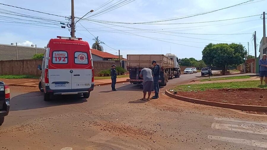 Acidente entre moto e carreta deixa idoso ferido em Dourados