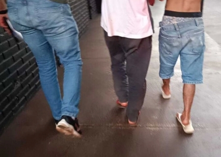 Dupla agride idosa com barra de ferro para roubar celular em Dourados