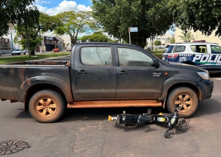 Acidente entre bicicleta elétrica e Hilux é registrado em Nova Andradina